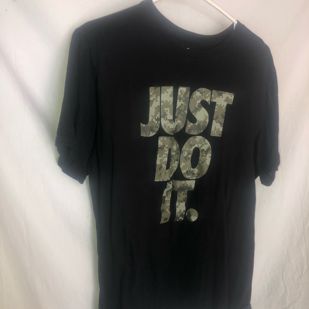 Nike black and camo tshirt - Picture 4 of 11